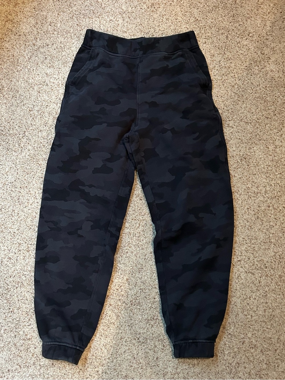 Lululemon Black & Charcoal Camo Sweatpant Sz 4